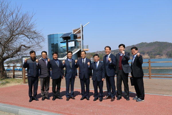 왼쪽 네번째 조재홍 농어촌공사 논산지사장, 다섯번째 김인식 농어촌공사 사장, 여섯번째 논산시 박남신 부시장, 일곱번째 김종필 농어촌공사 충남지역본부장