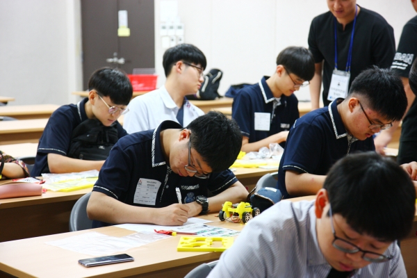 지난 해 지역 중.고등학생들을 대상으로 진행한 진로체험 모습