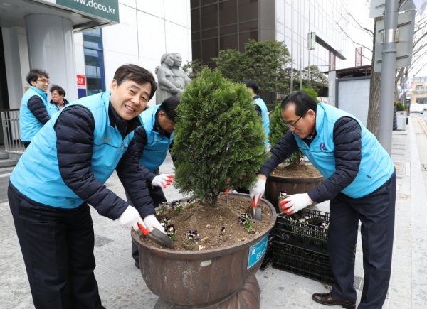 도시공사 직원들은 대형화분에 2천여본의 펜지, 비올라, 패랭이 등 봄꽃 식재 모습