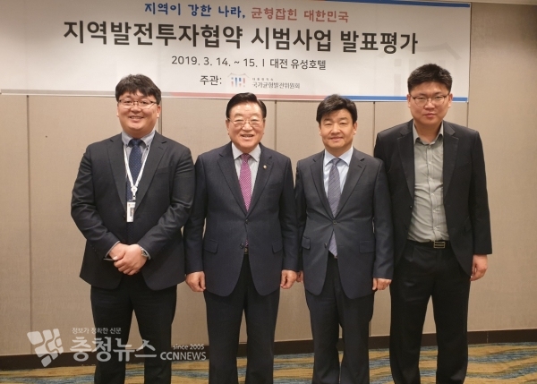 왼쪽으로부터 권봉관 주무관, 김석환 홍성군수,김승환 기획감사담당관,박상희 친환경농정발전기획단장
