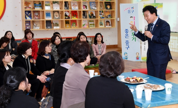 지난 15일 효문화마을관리원 독서체험관에서 체험관 설명중인 박용갑 청장