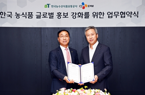 MOU 체결 후, 기념사진을 촬영하는 aT 신현곤 식품수출이사(사진 왼쪽)와 CJ ENM 이성학 콘텐츠솔루션총괄(사진 오른쪽)