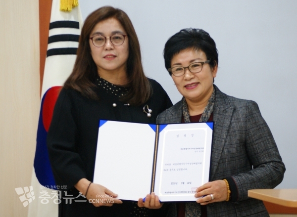 정연환 회장(우)으로 부터 임명장을 받고 있는 총무 박정희 회장(좌)