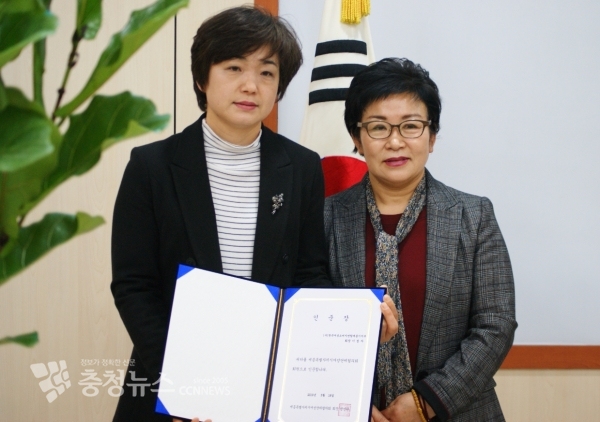 정연환 회장(우)으로부터 회원을 대표 하여 인준장을 받고 있는 이정자 회장(좌)