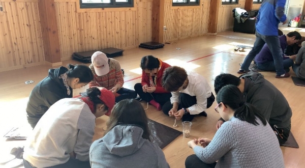 북한이탈주민이 19일 전남 장성군 방장로 국립장성숲체원 산림교육센터에서 편백 건강팔찌 만들기 체험을 하고 있다