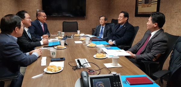 한남대 이덕훈 총장(오른쪽 두 번째)이 미국 실리콘밸리 한인상공회의소 김원걸 회장(왼쪽 두 번째)과 의견을 교환하고 있다
