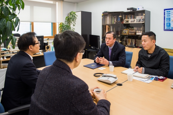 협약 체결 후 협의하는 모습(이호수 사회가치실장)