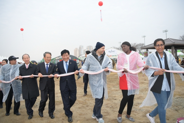 17개국 주한외교사절단 딸기 떡 길게 뽑기 행사 참여 모습