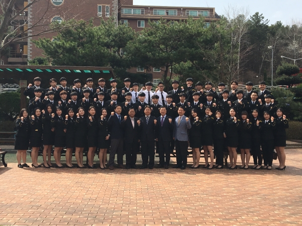 대덕대학교 해양기술부사관과 지난 2017학번 학생들과 교수들이 졸업기념 촬영 모습