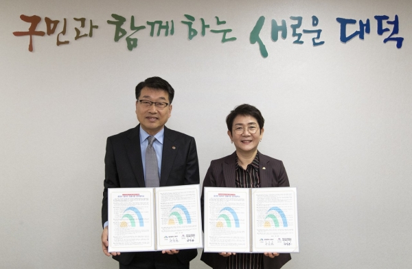 한국가스안전공사 대전세종지역본부와‘가스안전 대덕지킴이’사업 추진 위한 협약을 맺었다. 왼쪽부터 한국가스안전공사 대전세종지역본부 장석봉 본부장, 박정현 대덕구청장]