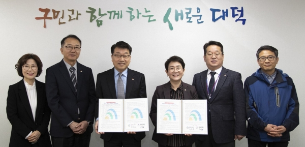 한국가스안전공사 대전세종지역본부와‘가스안전 대덕지킴이’사업 추진 위한 협약을 맺었다. 왼쪽부터 한국가스안전공사 대전세종지역본부 장석봉 본부장, 박정현 대덕구청장]