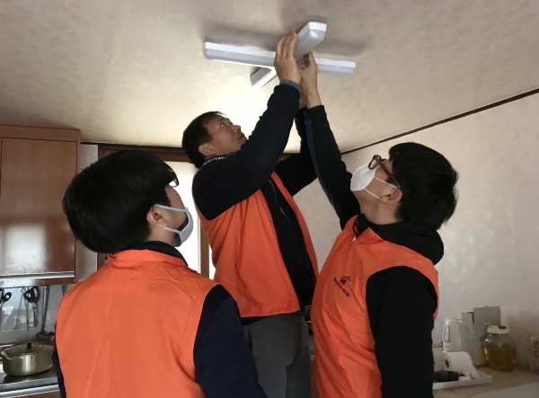 태안군 공무원노조, 취약계층 주거환경정비 봉사 모습