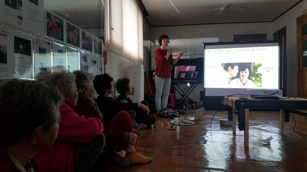 영화 관람 후 심리치료와 연계한 프로그램 진행