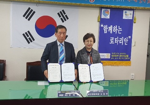 지난 20일 오정동 3680대전중부로타리클럽에서 심폐소생을 위한 응급장비 확대 구축을 위한‘자동심장충격기 무료설치 지원 사업’업무 협약/ 왼쪽부터 대덕구보건소 고봉주 보건행정과장, 국제로타리클럽3680대전중부로타리클럽 양태석 회장]