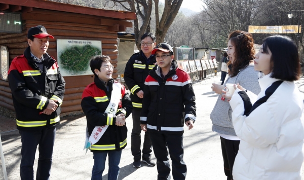 박정현 대덕구청장은 장동산림욕장을 찾은 주민들에게 산불예방 중요성을 설명하고 있다