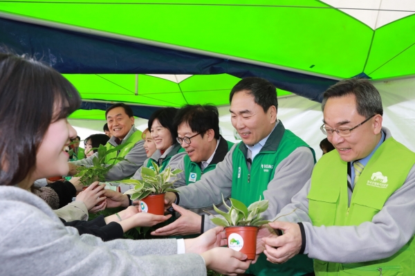 윤영균(맨 우측) 한국산림복지진흥원장이 26일 서울 청계광장에서 열린 2019 희망의 나무나누기 행사에서 임정배(우측 두 번째)  대상(주) 대표이사 등 관계자들과 시민들에게 묘목을 나눠주고 있다
