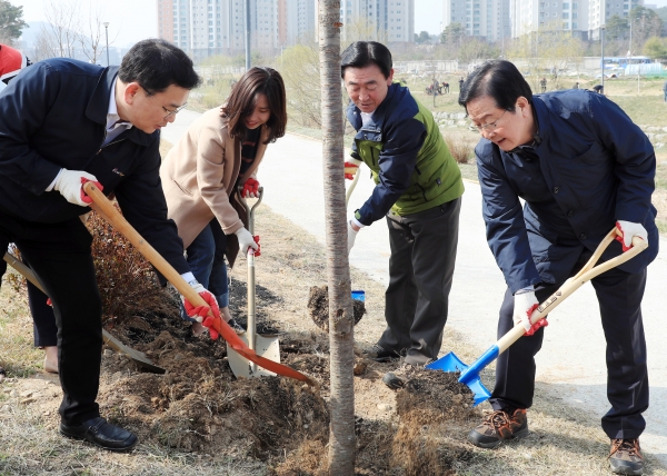 식목일 나무심기 행사에 참여한 장종태 구청장과 직원들