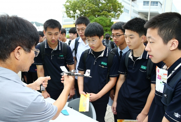 지난해 열린 제4회 청소년 나Be한마당 참가 청소년들이 KAIST 물리학과 부스에서 로봇과 드론에 관한 설명을 듣고 있다