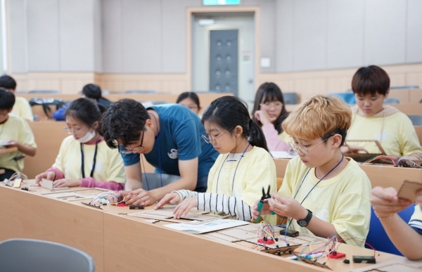 꿈나무 과학멘토 사업의 일환인 ‘유성으로 떠나는 과학여행’에 참여한 초등학교 5~6학년 학생들이 카이스트에서 RGB 무드등 만들기 체험을 하고 있다