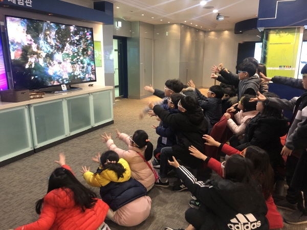 동화초등학교학생들이 지난 15일 한국전자통신연구원에서 열린 토요일엔 과학소풍에 참석하여 3D영상 관람
