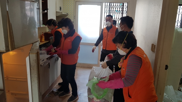 대덕구 덕암동, 쓰레기로 뒤덮인 위기세대 청소 봉사