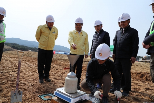 전남 곡성 원등지구 다목적 농촌용수개발 현장에서 공사 김인식 사장(왼쪽에서 3번째)