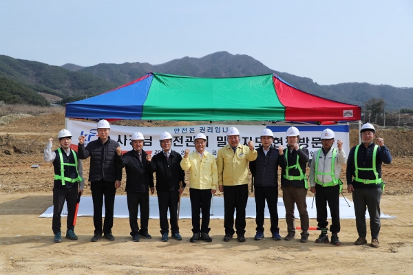 전남 곡성 원등지구 다목적 농촌용수개발 현장에서 공사 김인식 사장(왼쪽에서 5번째).