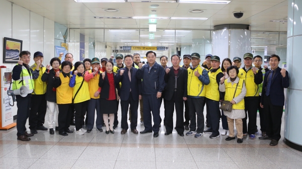 28일 시민안전체험열차 행사에 참여한 어르신들이 안전한 도시철도 이용을 다짐하고 있다.