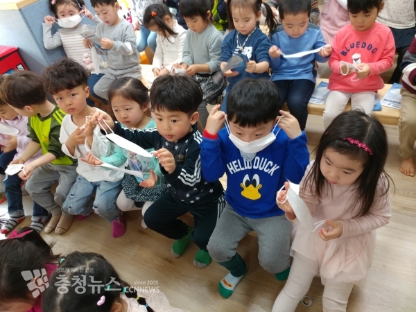 어린이 대상, 마스크 보급 모습