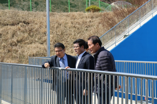 박경홍 공주지사장(맨왼쪽)이 전승주 기획전략이사(왼쪽두번째)와 김종필 충남지역본부장(왼쪽세번째)에게 설명하고 있다