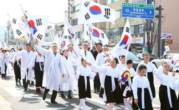 유성시장 인근에서 정용래 유성구청장이 구민 350여 명과 함께 태극기를 들고 거리를 행진하며 1919년 3월에 전개된 유성장터 만세운동 재현