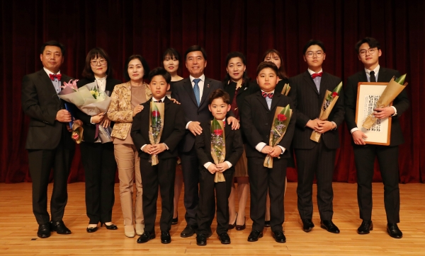 왼쪽부터 이나영 동구의회 의장, 황인호 구청장, 유근숙 한자녀더갖기운동 연합 동구지부장과 일곱빛깔 무지개 가족들이 기념촬영을 하고 있다