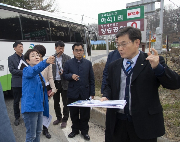 박정현 대덕구청장이 대청호뮤직페스티벌 교통대책 현장점검에 나서 교통혼잡이 예상되는 교차로에서 담당직원들과 의견을 나누고 있다