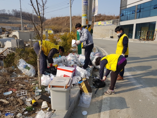 종량제봉투를 사용하고 않고 일반봉투에 배출하거나, 재활용품을 봉투에 담아버리지 않고 함부로 버려 마을 입구가 지저분하게 되어 지역에 거주하는 주민들이 크게 피해를 보고 있다