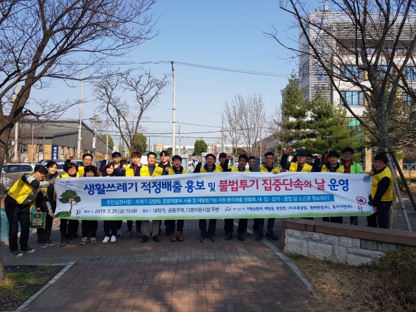 지난 3월 29일 민관 합동 단속의 날에 40여명이 참여하여, 종량제봉투를 사용하지 않고 쓰레기를 배출한 사업장 7개소, 개인 33건을 적발하여 1300여만 원의 과태료를 부과할 예정이다.