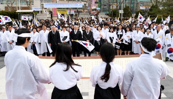 4.1독립만세운동-독립선언서 낭독