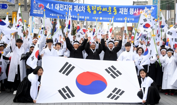4.1독립만세운동-마지막 대형태극기와 함께)