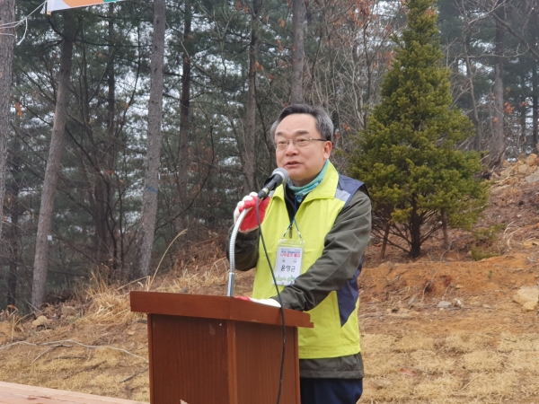 윤영균 한국산림복지진흥원장이 최근 경기 양평군 양동면 국립하늘숲추모원에서 열린 '제74회 식목일 기념 나무심기행사'에서 인사말