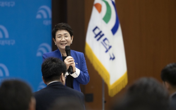 1일 대덕구청 중회의실에 4월 구정 전략회의를 주재하고 있는 박정현 대덕구청장