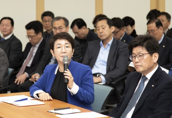 1일 중회의실에서 가진 구정전략회의를 진행 중인 박 대덕구청장