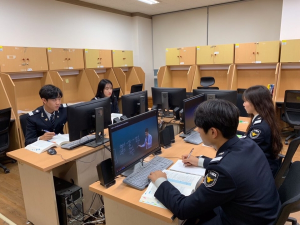 한국영상대학교 경찰행정과 인터넷강의 청취 모습