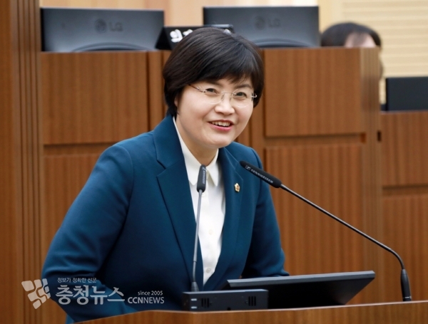 학생들의 질문에 답하는 손현옥 세종시의회 의원