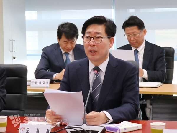 양승조 도지사는 2일 도청 중회의실에서 열린 실국원장회의를 통해 "꿀벌 산업을 선도하겠다"고 강조했다.