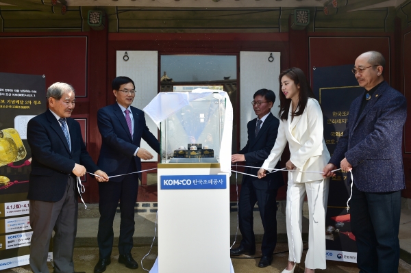 왼쪽부터 지건길 국외소재문화재재단 이사장, 조용만 조폐공사 사장, 김현모 문화재청 차장, 손담비 조폐공사 명예 홍보대사, 무형문화재 김영희 옥장)