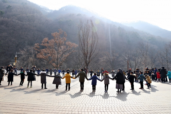 보호대상아동들이 지난달 경북 칠곡 석적읍 국립칠곡숲체원에서 열린 '숲 속 치유캠프'에  참가, 산림치유프로그램에 참여하고 있다.