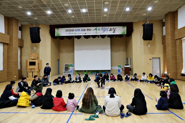 보호대상아동들이 지난달 경북 칠곡 석적읍 국립칠곡숲체원에서 열린 '숲 속 치유캠프'에  참가, 산림치유프로그램에 참여하고 있다.