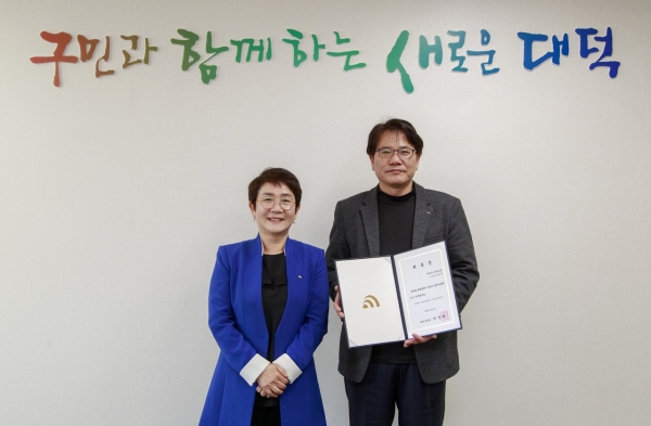 3일 구민의 사랑방에서 박정현 대덕구청장(왼쪽)이 김일영 대덕구 협치 자문관(오른쪽)에게 위촉장을 수여했다.