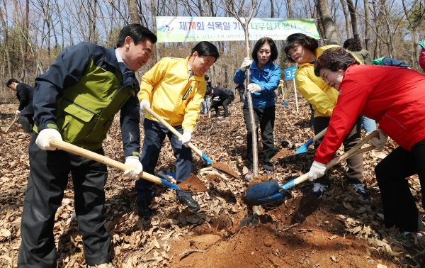 행사 참석자들이 나무를 심고 있다. (사진 왼쪽부터 홍주의 대전시 산림조합장, 황인호 구청장, 이나영 동구의회 의장, 유승희·오관영 동구의회 의원
