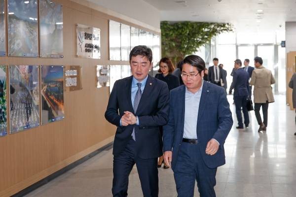 강훈식 국회의원과 오세현 시장이 담소를 나누며 걷는 모습