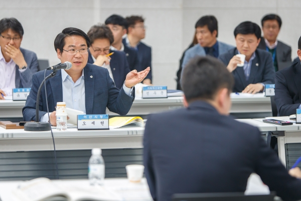 강훈식 국회의원을 비롯한 도의원, 시의원과 간담회